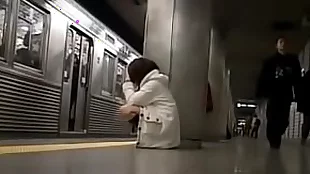 日本少女在火車上穿著內褲摸索