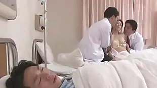 日本人在她的病人面前操她的喉嚨