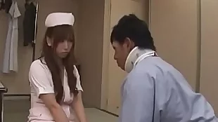 日本護士穿絲襪亂搞飢渴的放蕩病人